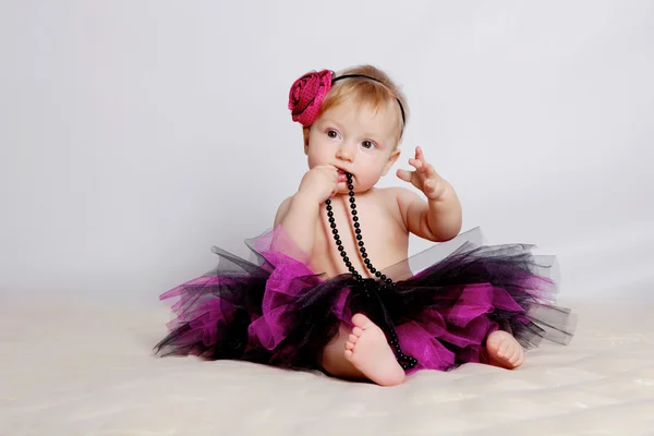 Маленька дівчинка в фіолетовій спідниці — стокове фото