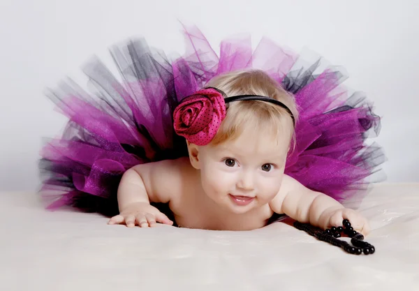Malá holčička v purpurových šatech — Stock fotografie