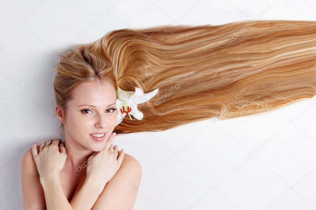 Красивая с цветочком в волосах