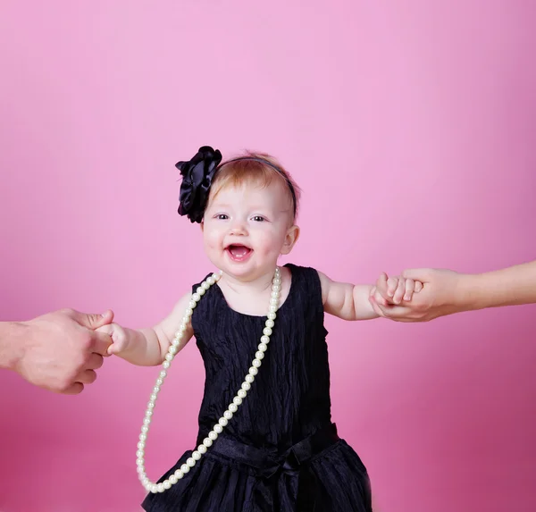 Маленькая девочка в черном платье в студии — стоковое фото