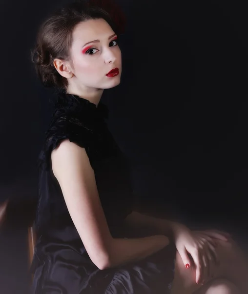 Menina em vestido preto curto — Fotografia de Stock