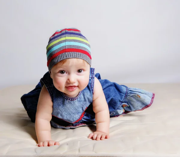 Malá holčička v šatech barvy — Stock fotografie