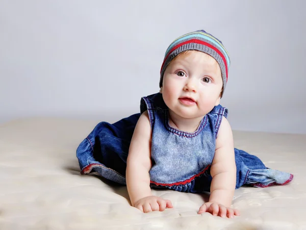Malá holčička v šatech barvy — Stock fotografie