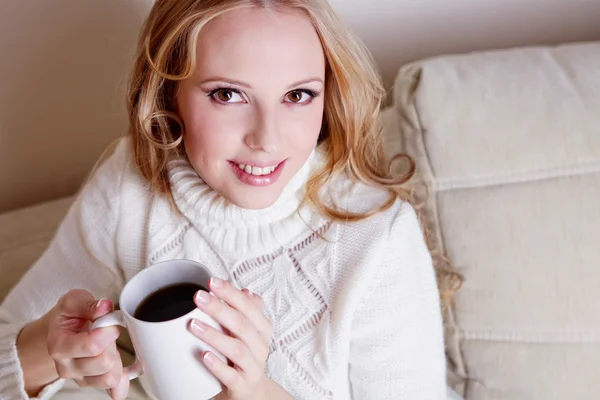 Blond tjej med kaffekopp — Stockfoto