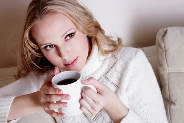 Blond tjej med kaffekopp — Stockfoto