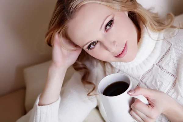 Blond meisje met koffiekopje — Stockfoto