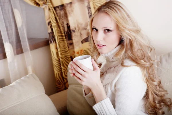 Kahve fincanı ile sarışın kız — Stok fotoğraf