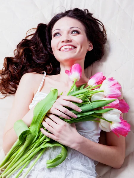 Fille avec des fleurs de tulipe — Photo