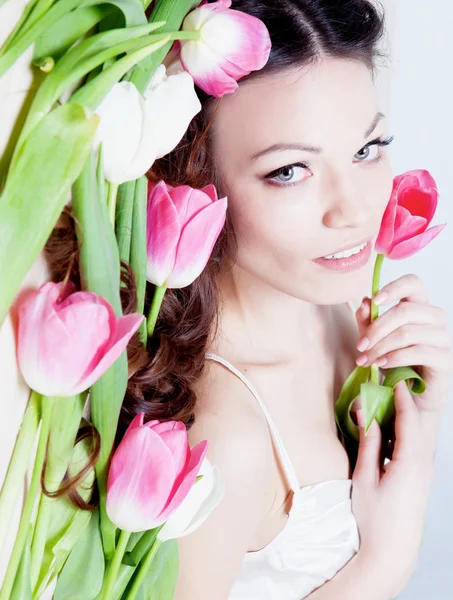 Pige med tulipan blomster - Stock-foto