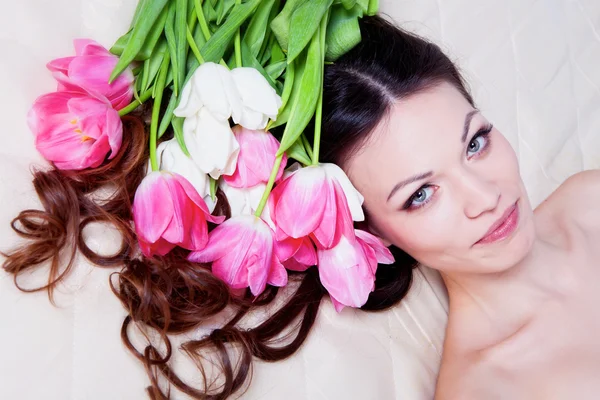 Meisje met tulp bloemen — Stockfoto