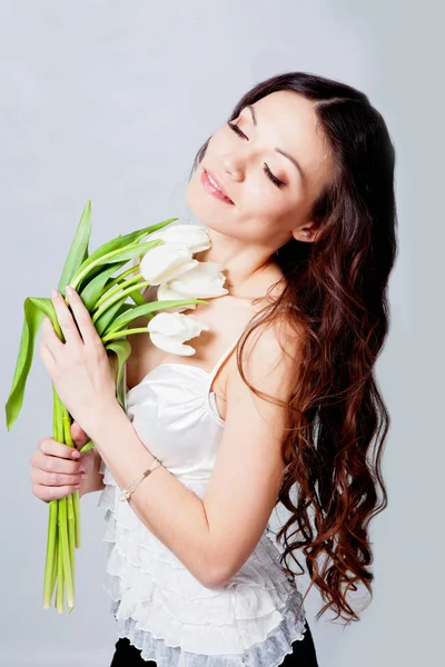 Menina com flores de tulipa — Fotografia de Stock
