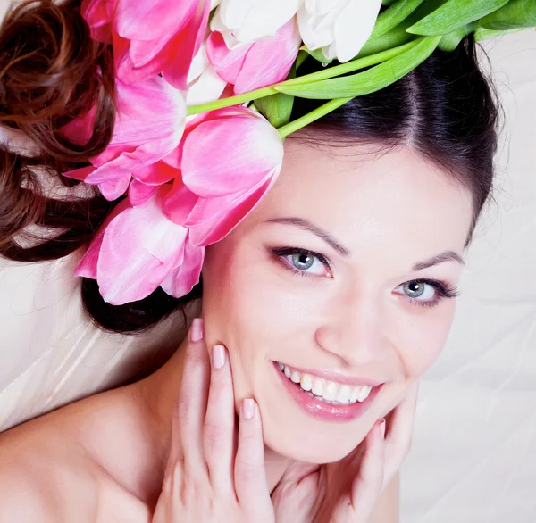 Fille avec des fleurs de tulipe — Photo