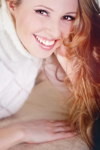 Schönes Mädchen im weißen Pullover zu Hause — Stockfoto
