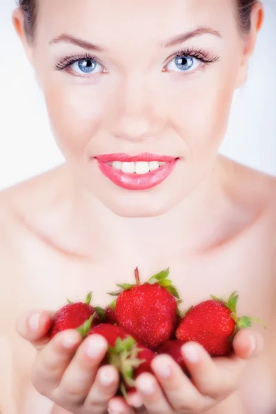 带草莓的女孩 — 图库照片
