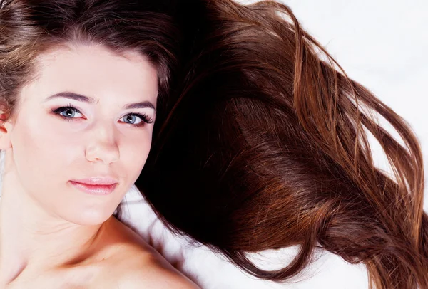 Брюнетка довге волосся дівчина — стокове фото