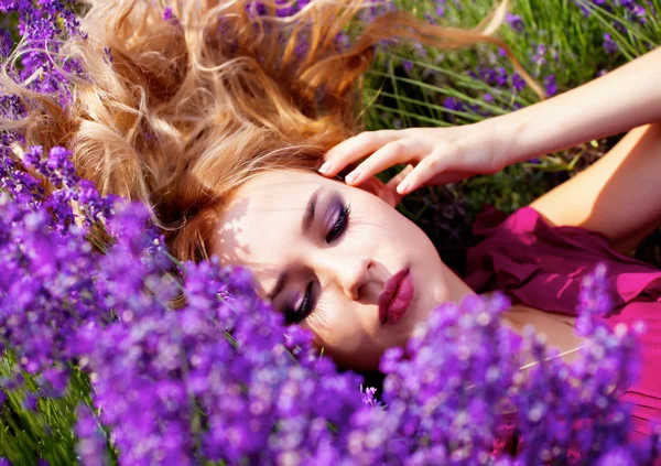 Mädchen im Lavendelfeld — Stockfoto