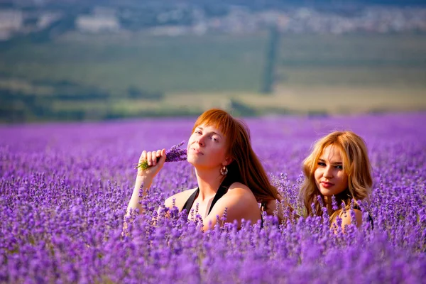 Twee meisjes in Lavendel veld — Stockfoto