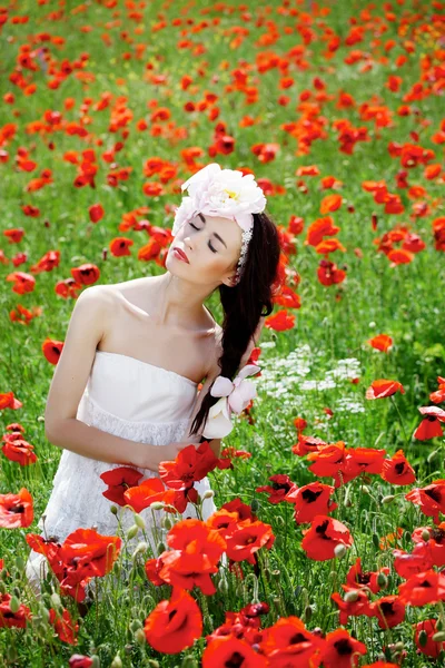 Beautiful girl in poppies — Stock Photo, Image