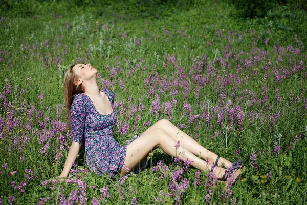 女の子の花の草原 — ストック写真
