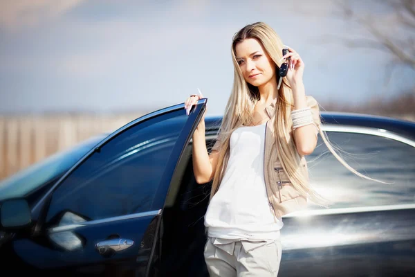 Flicka med bil — Stockfoto