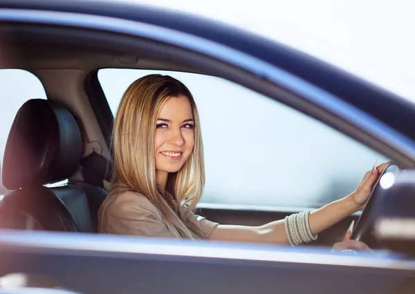 Mädchen in ihrem Auto — Stockfoto