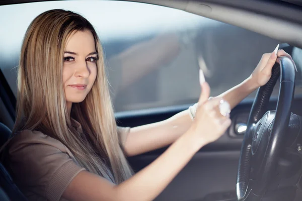 Mädchen in ihrem Auto — Stockfoto