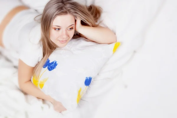 Beauriful girl in bed — Stock Photo, Image