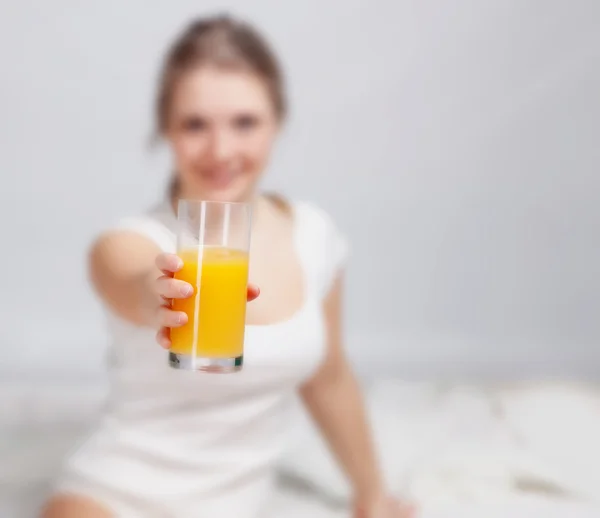 Girl giving a glass of juice — Stock Photo, Image