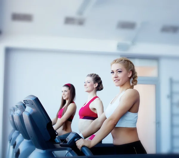 Drie meisjes in fitnesscentrum — Stockfoto