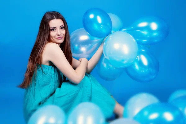 Flicka med ballonger i studio — Stockfoto