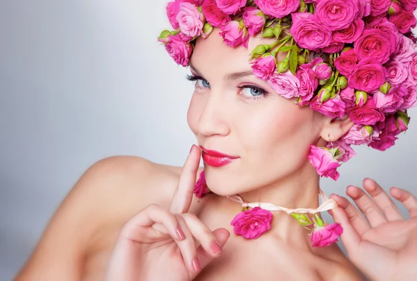 Mädchen mit Blumenfrisur — Stockfoto