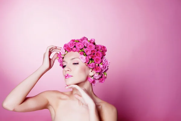 Lány és virág frizura — Stock Fotó