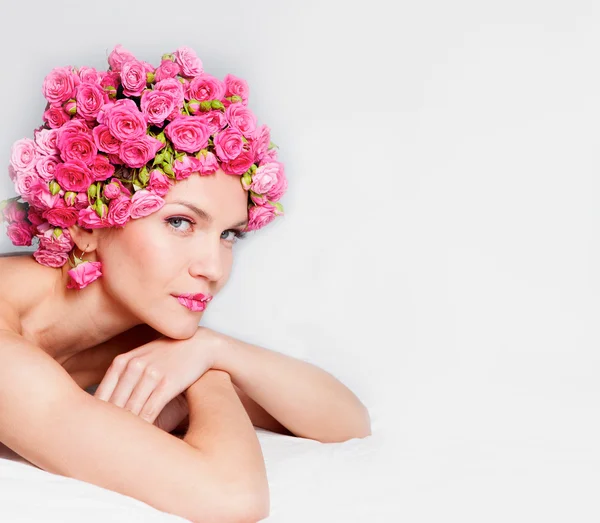 Chica con peinado de flores —  Fotos de Stock