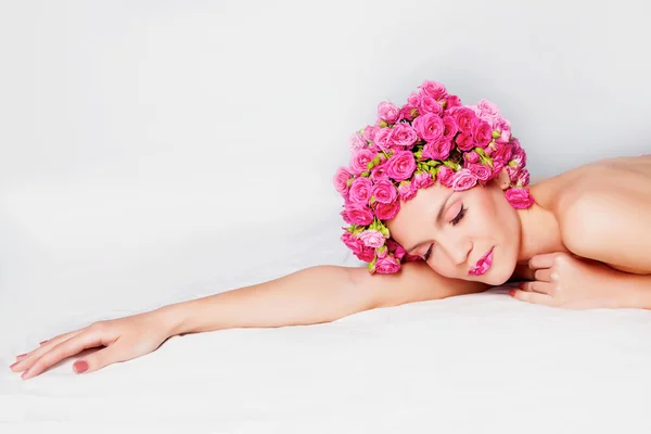 Meisje met bloem kapsel — Stockfoto