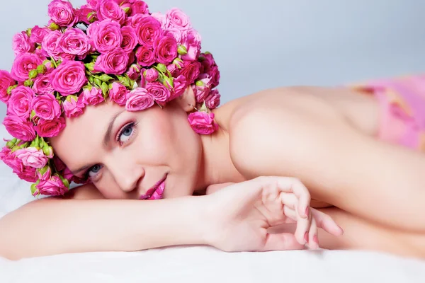 Flicka med blomma frisyr — Stockfoto