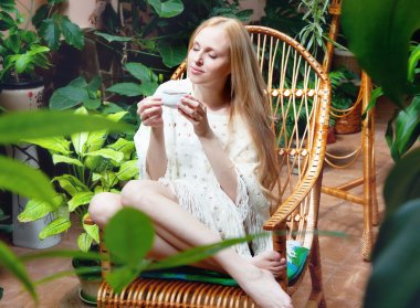 çay bahçesinde kız