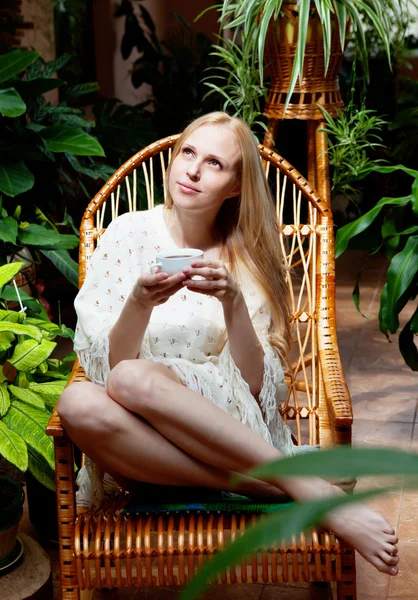 Meisje met een kopje thee in tuin — Stockfoto