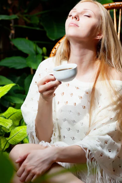 Κορίτσι με το φλυτζάνι του τσαγιού στον κήπο — Φωτογραφία Αρχείου