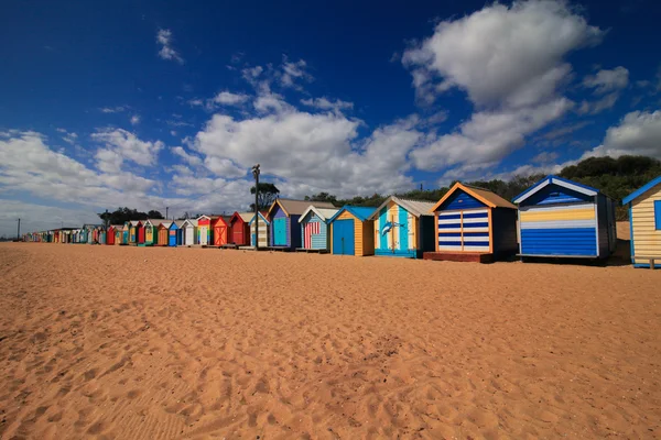 Playa con coloridas casas de barcos Fotos de stock libres de derechos
