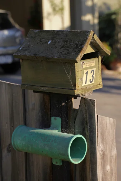 Старый почтовый ящик № 13 с паутинкой — стоковое фото