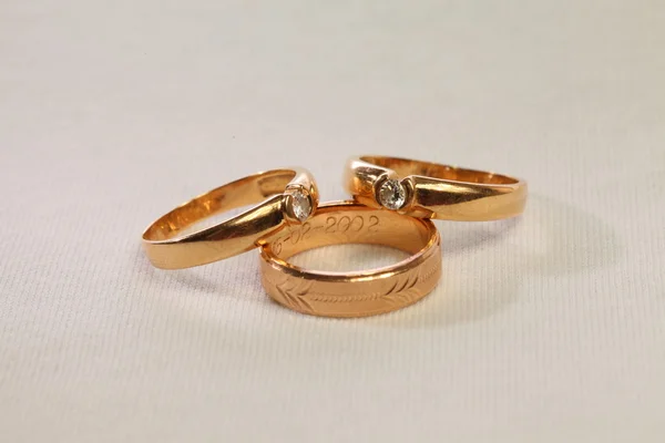 Anéis de casamento em fundo branco — Fotografia de Stock
