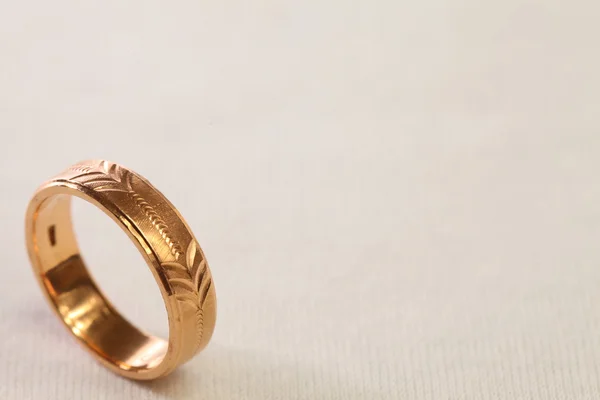 Anéis de casamento em fundo branco — Fotografia de Stock