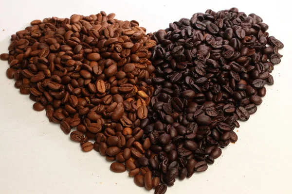 ถั่วกาแฟเป็นรูปหัวใจ — ภาพถ่ายสต็อก