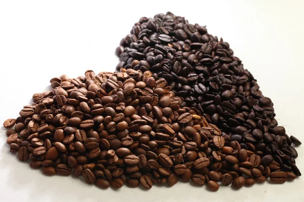 Granos de café formando forma de corazón — Foto de Stock