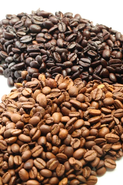 Granos de café formando forma de corazón — Foto de Stock