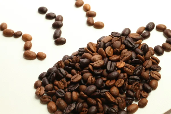 Koffie bonen vormende koffiekopje — Stockfoto