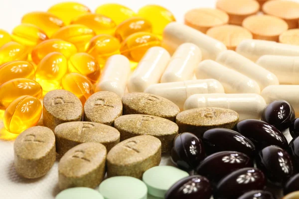 Prášky tablety a měkké gely — Stock fotografie