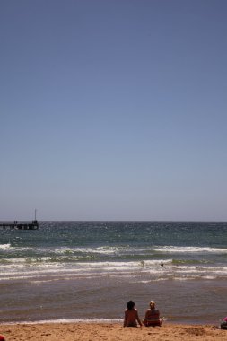 meisje in een bikini zonnebaden op het strand