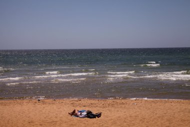 Kız bikini plaj güneşlenme içinde