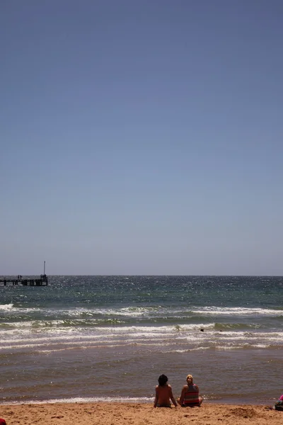Pareja disfrutando de la vista en la playa — Foto de Stock